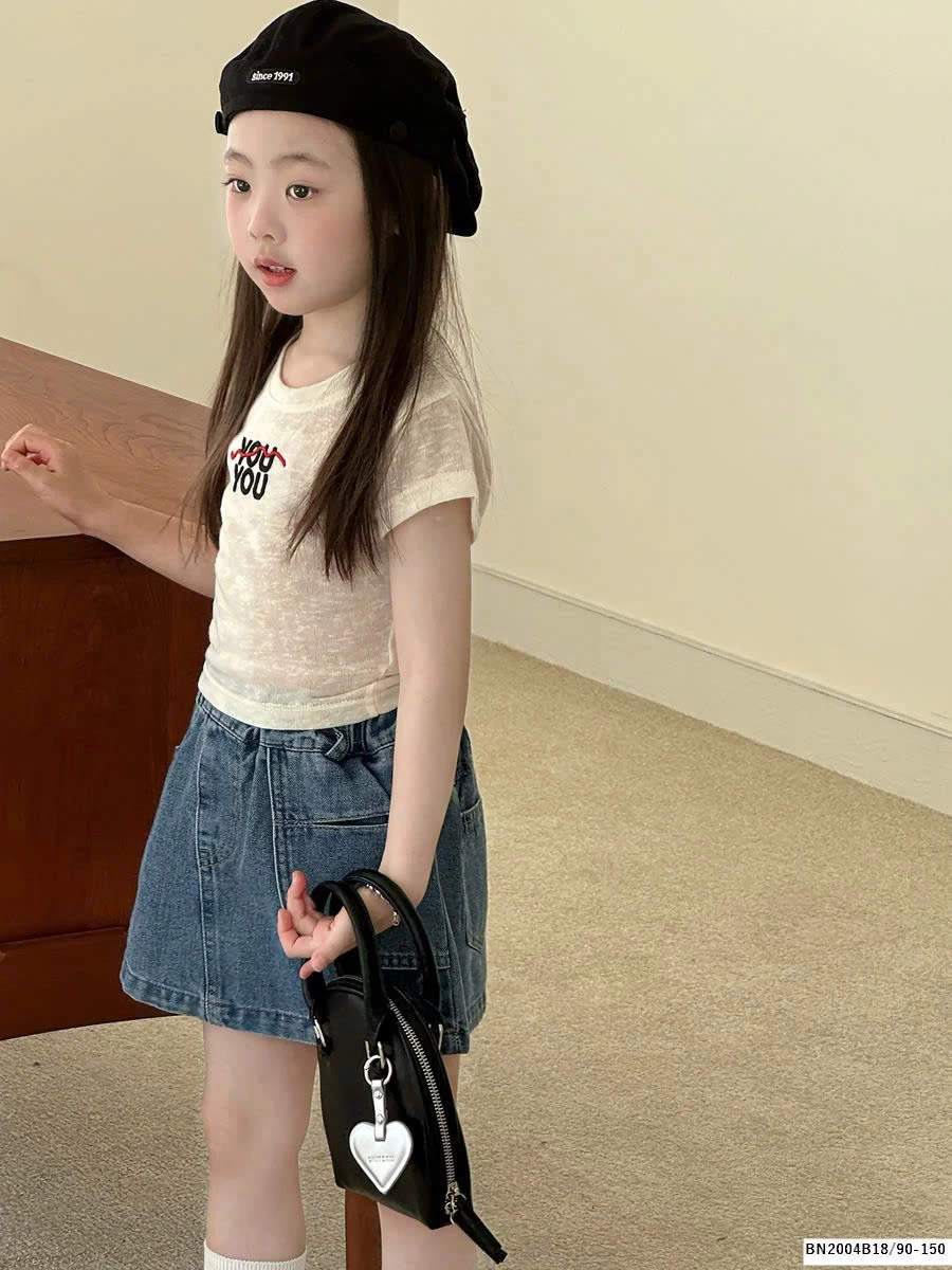 Set áo phông trắng mix chân váy jean