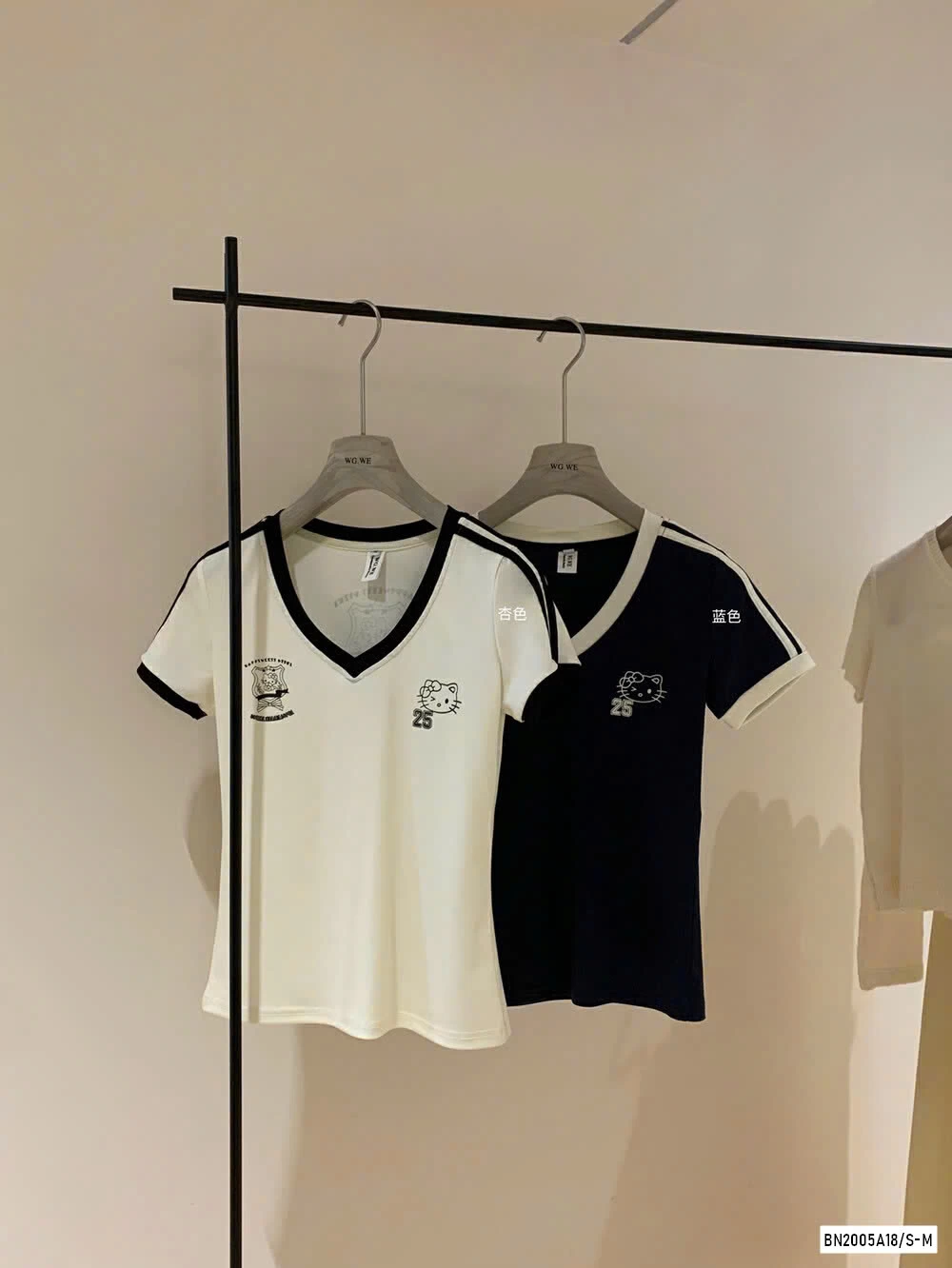 ÁO CỔ V KITTY WG.WE