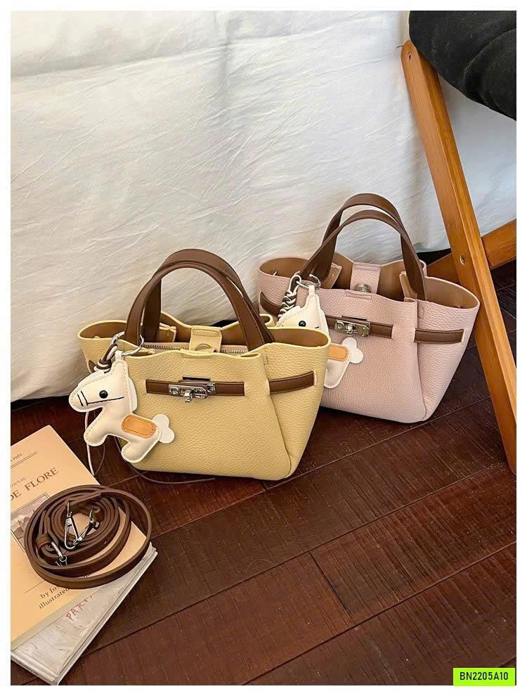 TÚI XÁCH CHARM NGỰA