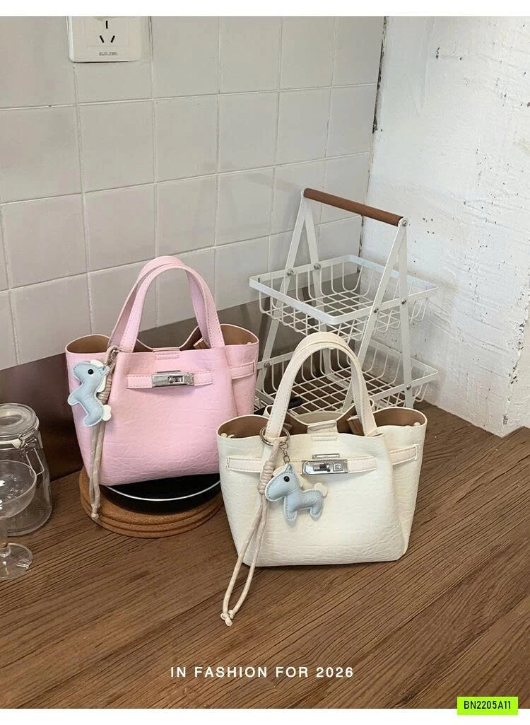 TÚI DA NHÁM KÈM CHARM NGỰA