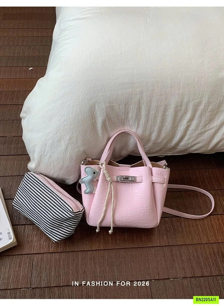TÚI DA NHÁM KÈM CHARM NGỰA