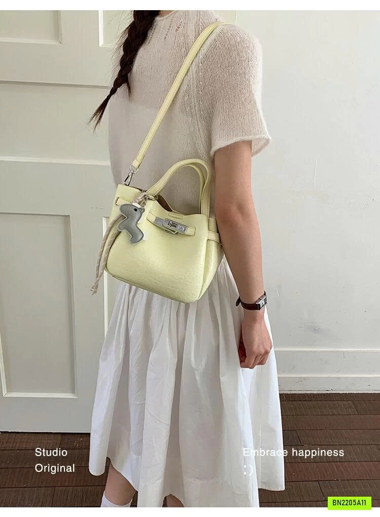 TÚI DA NHÁM KÈM CHARM NGỰA