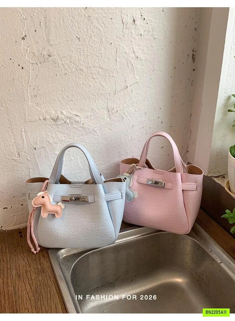 TÚI DA NHÁM KÈM CHARM NGỰA