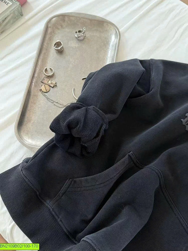 ÁO HOODIE CHỮ TONE ĐEN 26E148 AMBB