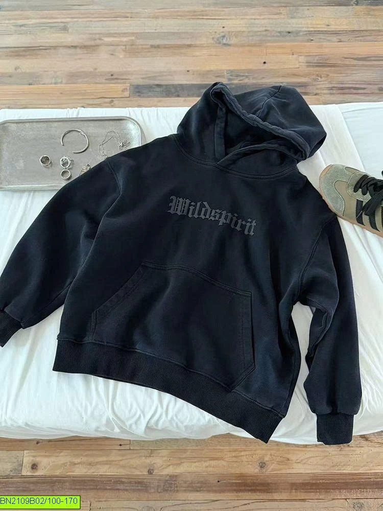 ÁO HOODIE CHỮ TONE ĐEN 26E148 AMBB