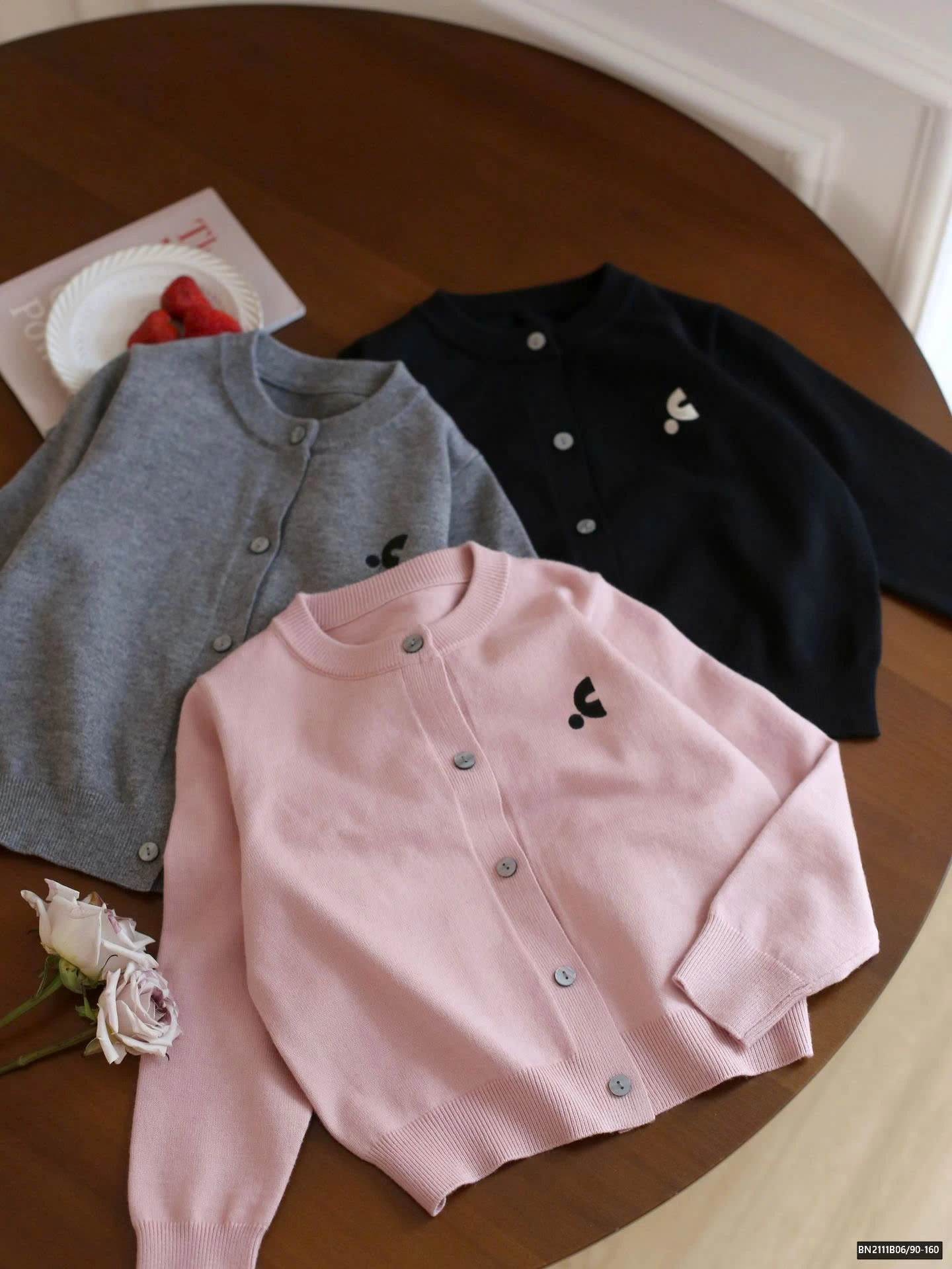 ÁO CARDIGAN LEN MỎNG AMBB 25A196 ĐÓNG CÚC