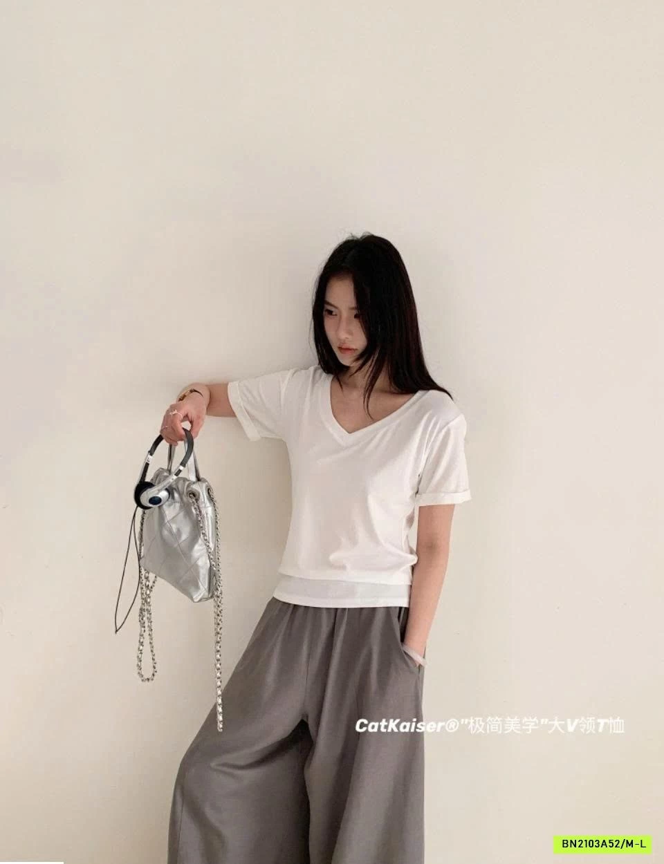 ÁO THUN NỮ CỔ V CATKAISER