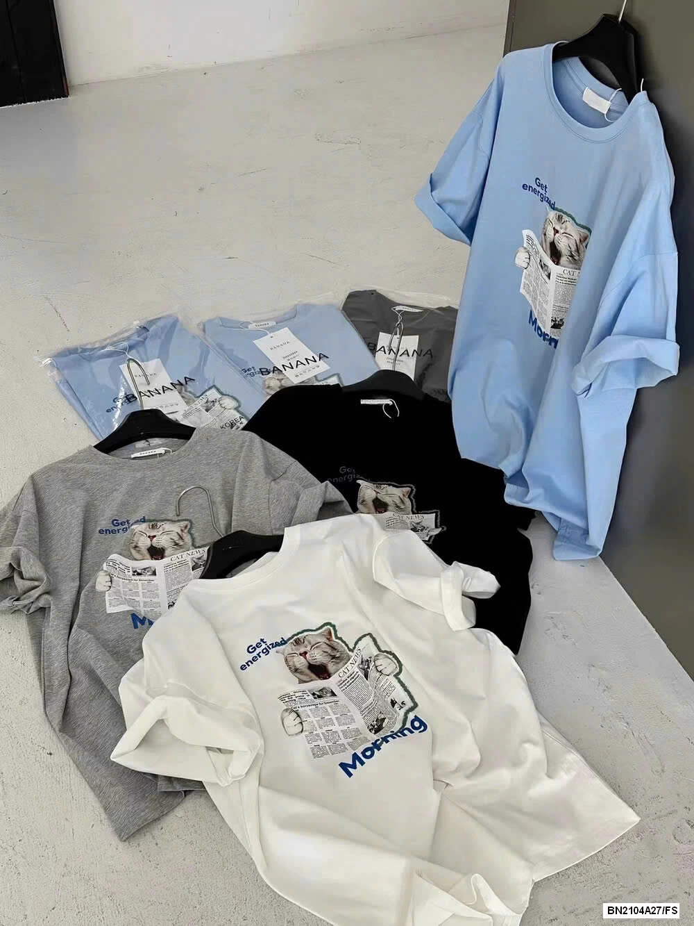 ÁO THUN MÈO CON ĐỌC BÁO