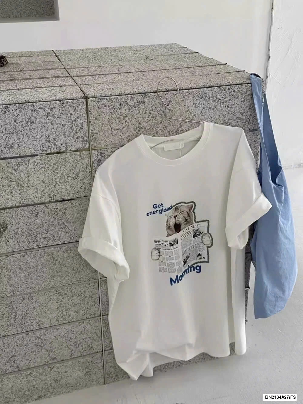 ÁO THUN MÈO CON ĐỌC BÁO