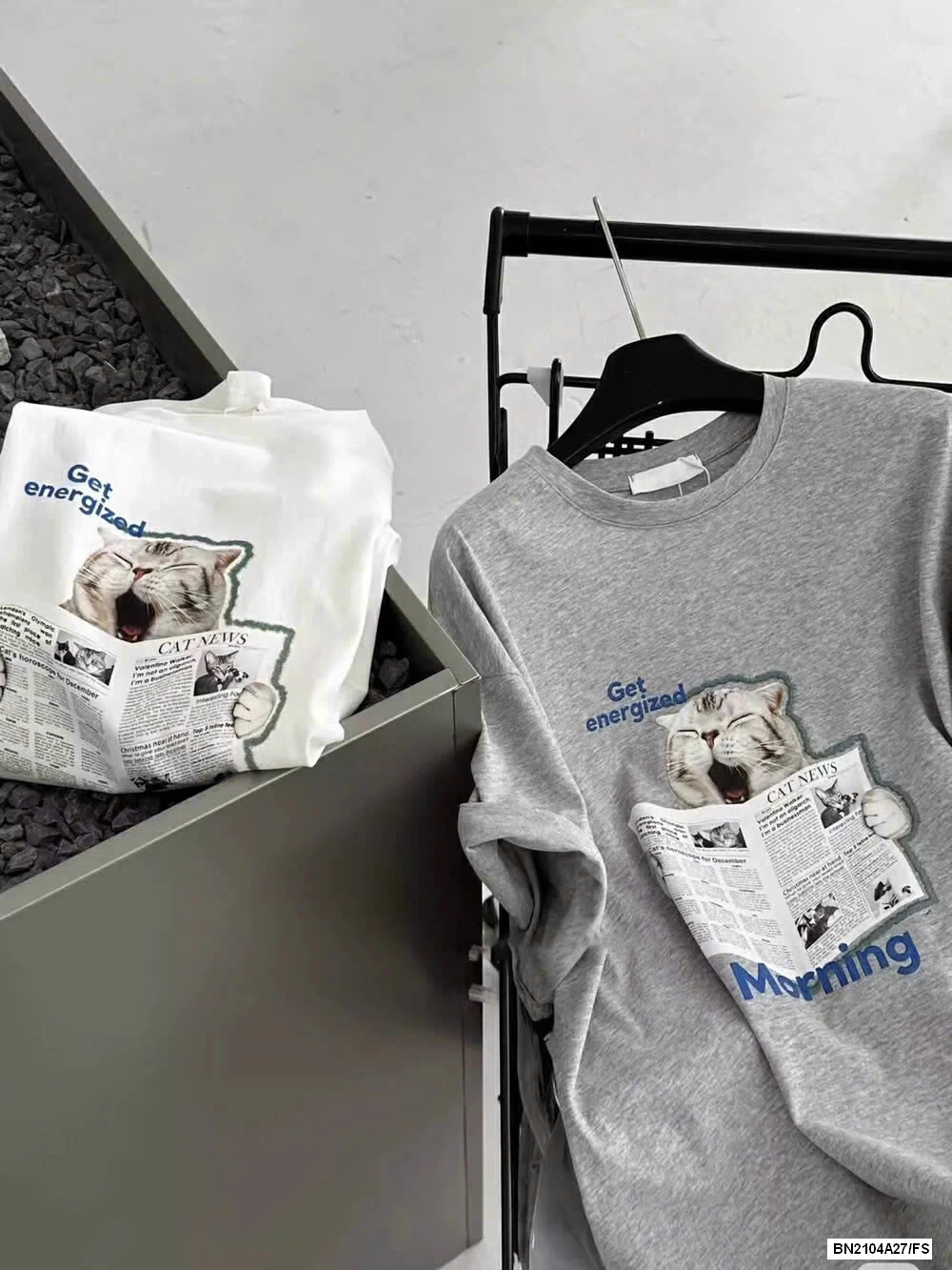 ÁO THUN MÈO CON ĐỌC BÁO