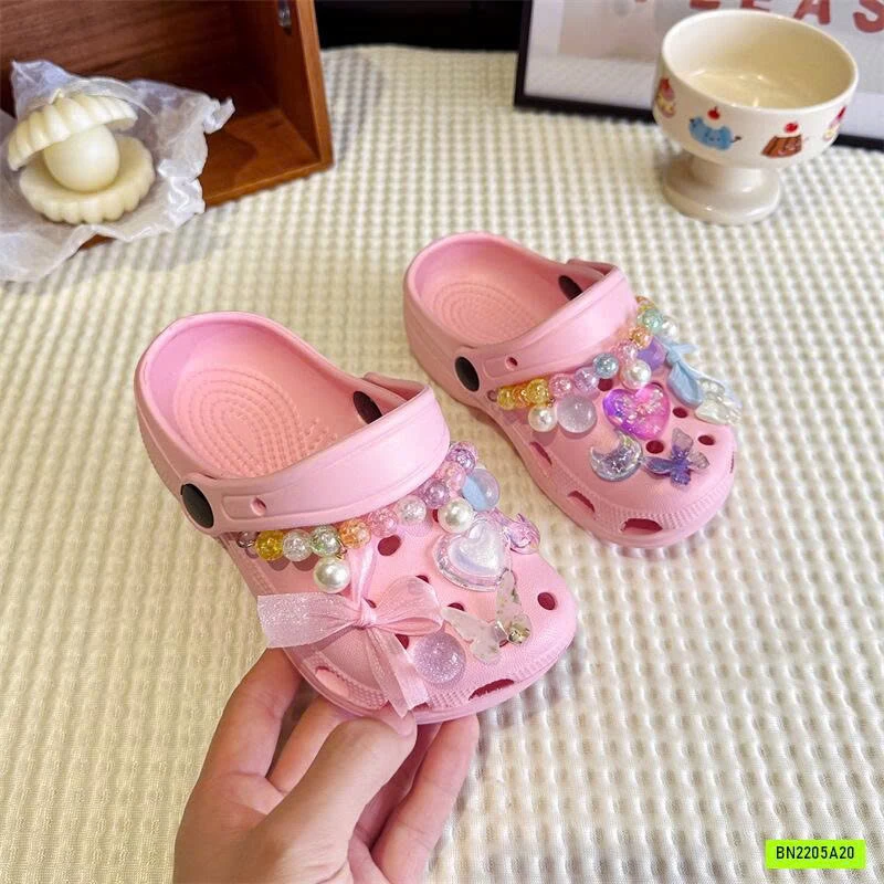 CROCS GẮN CHARM TRONG SUỐT SẮC MÀU