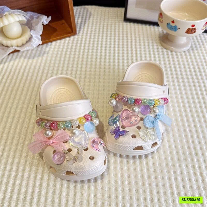 CROCS GẮN CHARM TRONG SUỐT SẮC MÀU