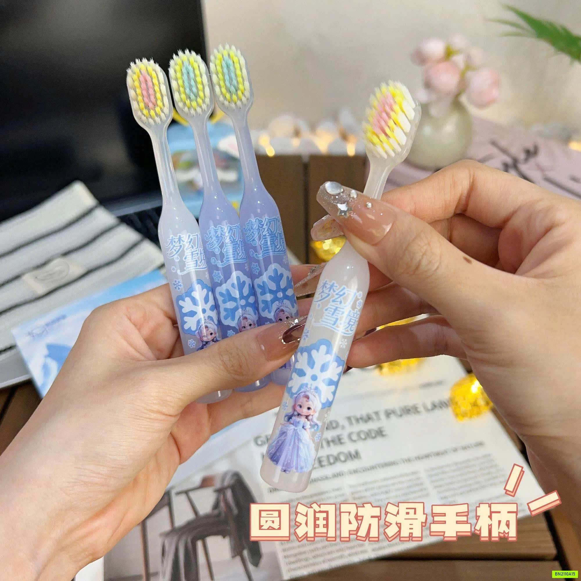 SÉT 4 BÀN CHẢI ĐÁNH RĂNG ELSA CHO BÉ