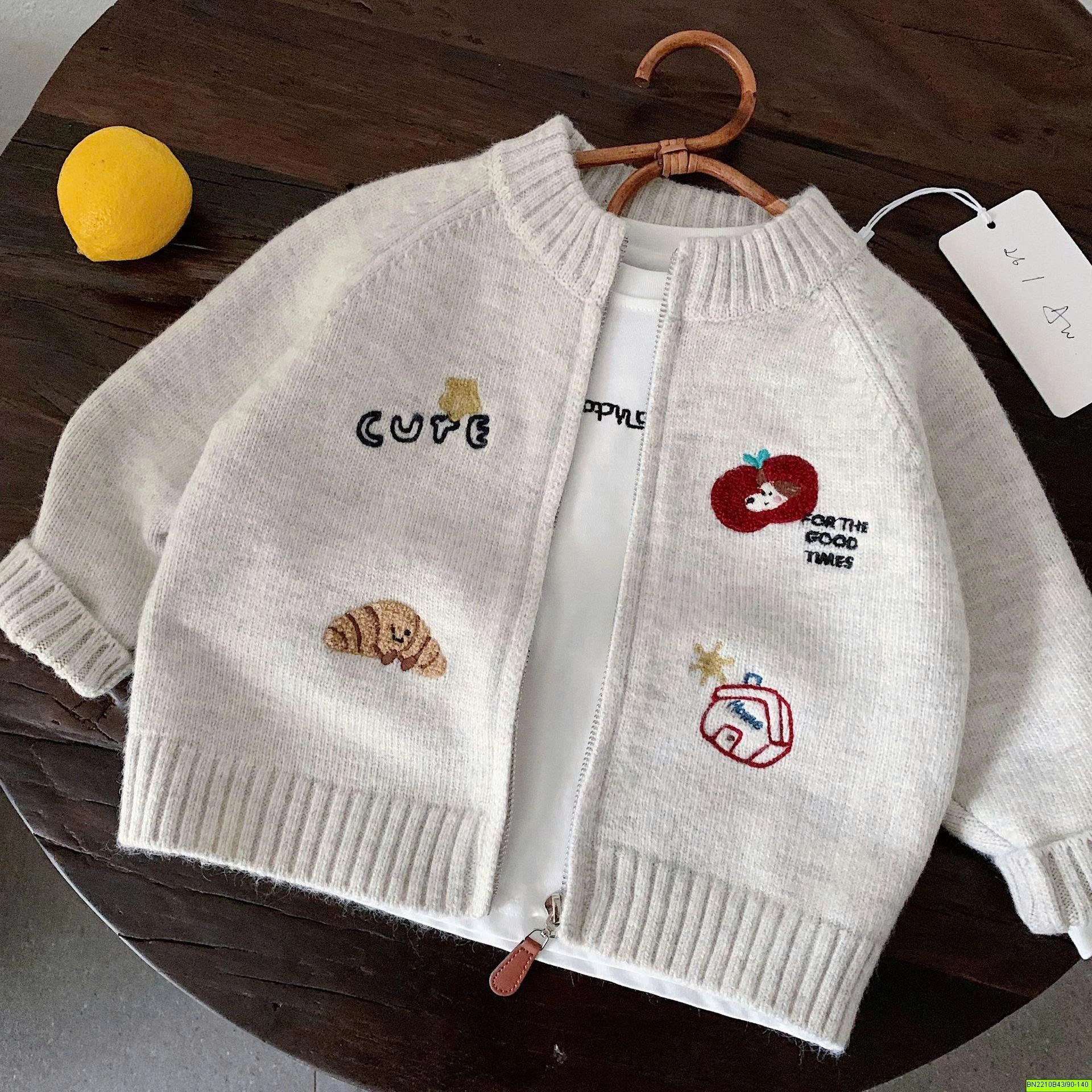 ÁO KHOÁC LEN IN HÌNH NGÔI NHÀ BÁNH MỲ