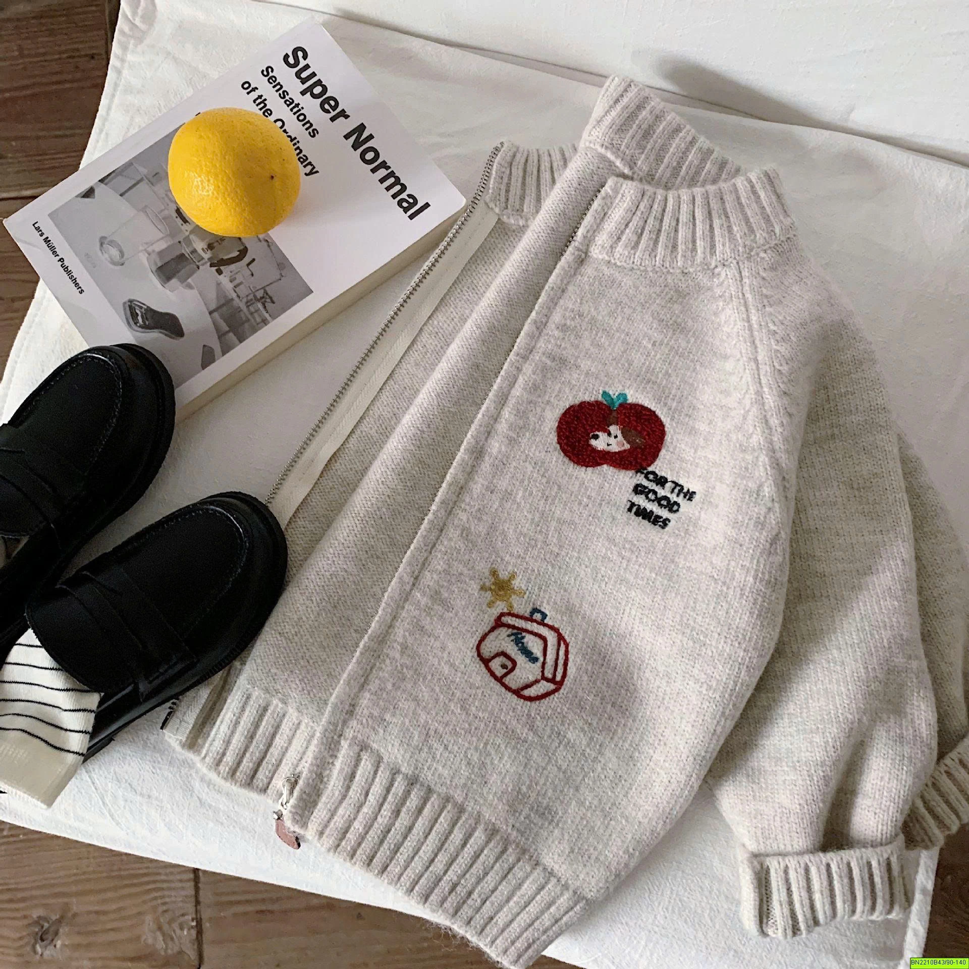 ÁO KHOÁC LEN IN HÌNH NGÔI NHÀ BÁNH MỲ