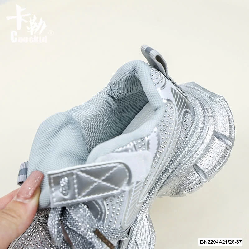 GIÀY SNEAKER BUỘC DÂY