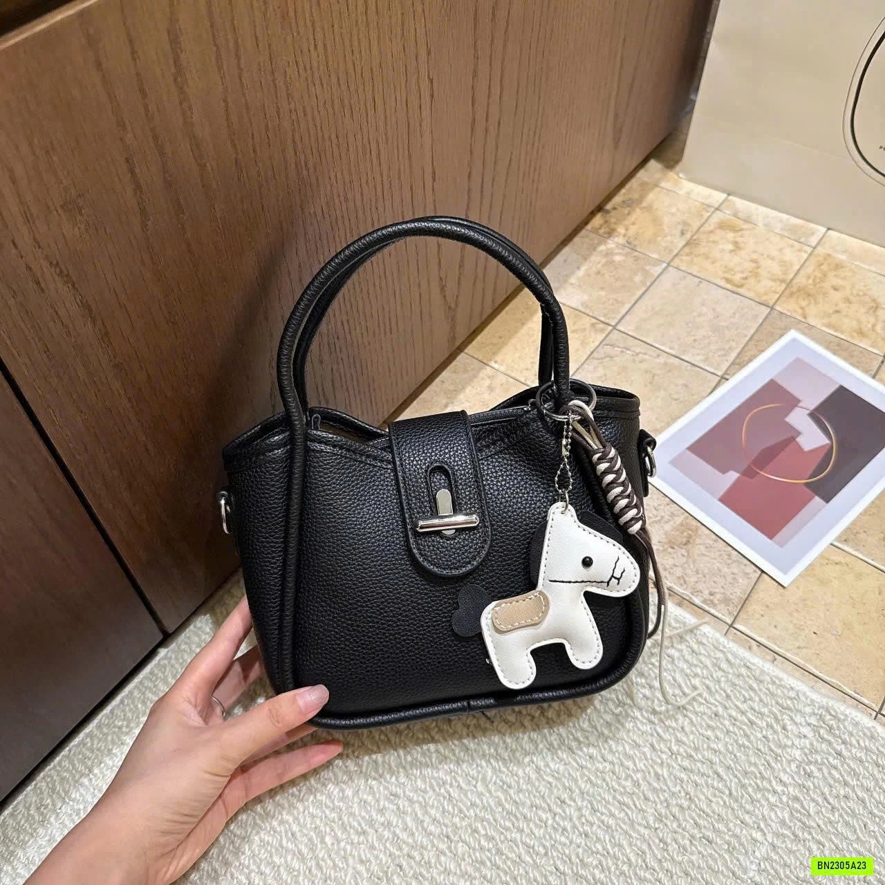 TÚI XÁCH CHARM NGỰA KHUY CHỮ THẬP
