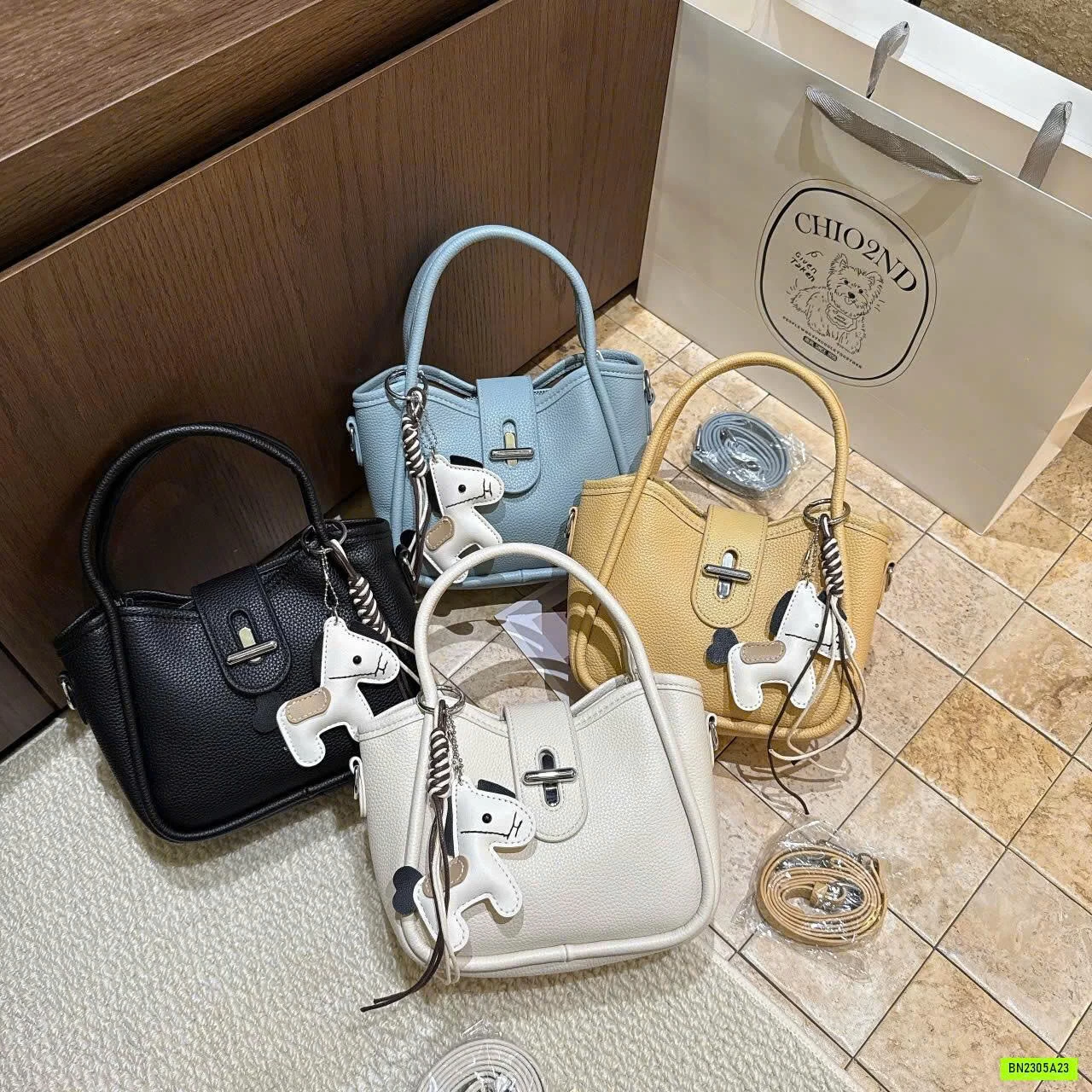 TÚI XÁCH CHARM NGỰA KHUY CHỮ THẬP