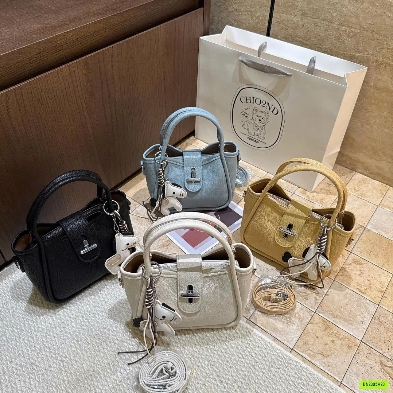 TÚI XÁCH CHARM NGỰA KHUY CHỮ THẬP