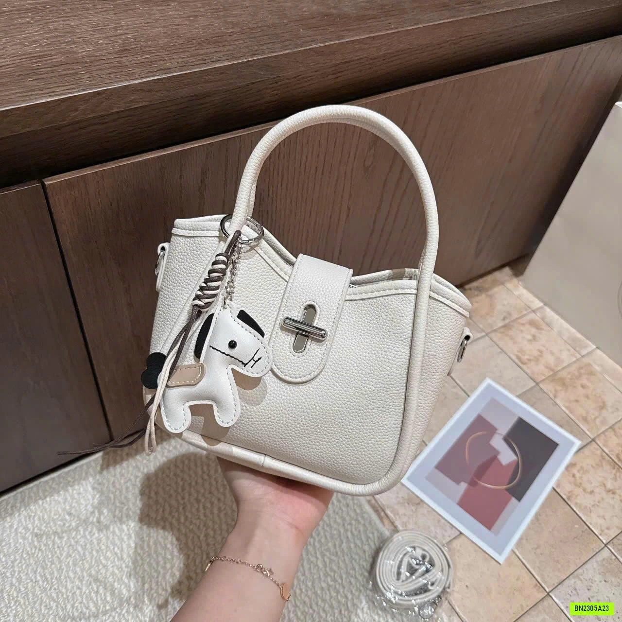 TÚI XÁCH CHARM NGỰA KHUY CHỮ THẬP