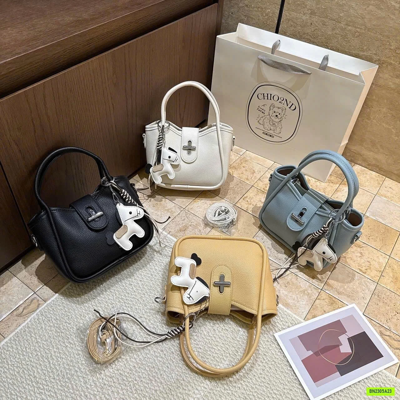 TÚI XÁCH CHARM NGỰA KHUY CHỮ THẬP