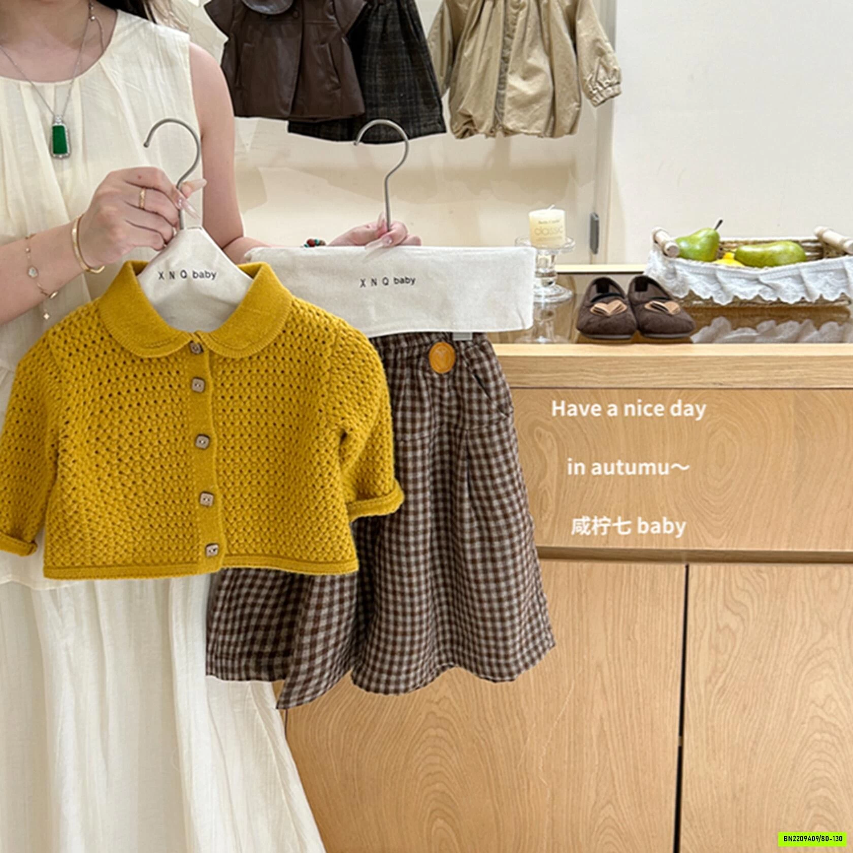KHOÁC LEN VÀNG MIX QUẦN CARO NÂU TBABY