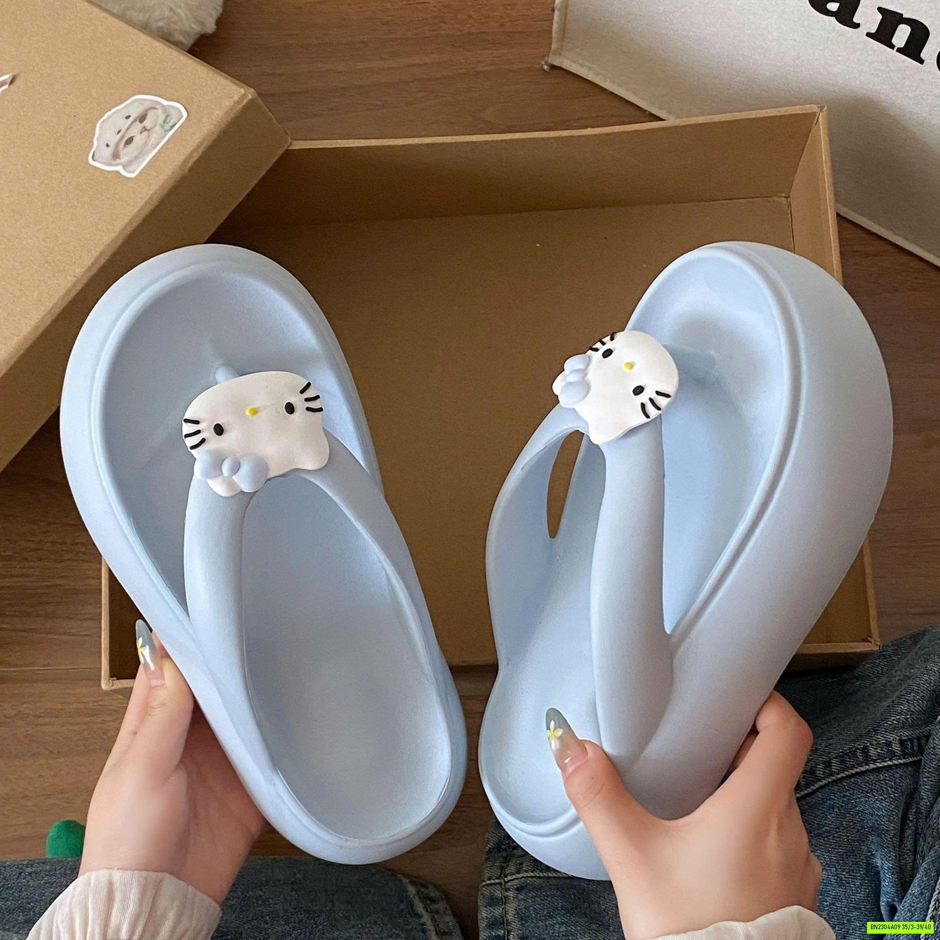 TÔNG KITTY ĐẾ BÁNH MỲ EVA