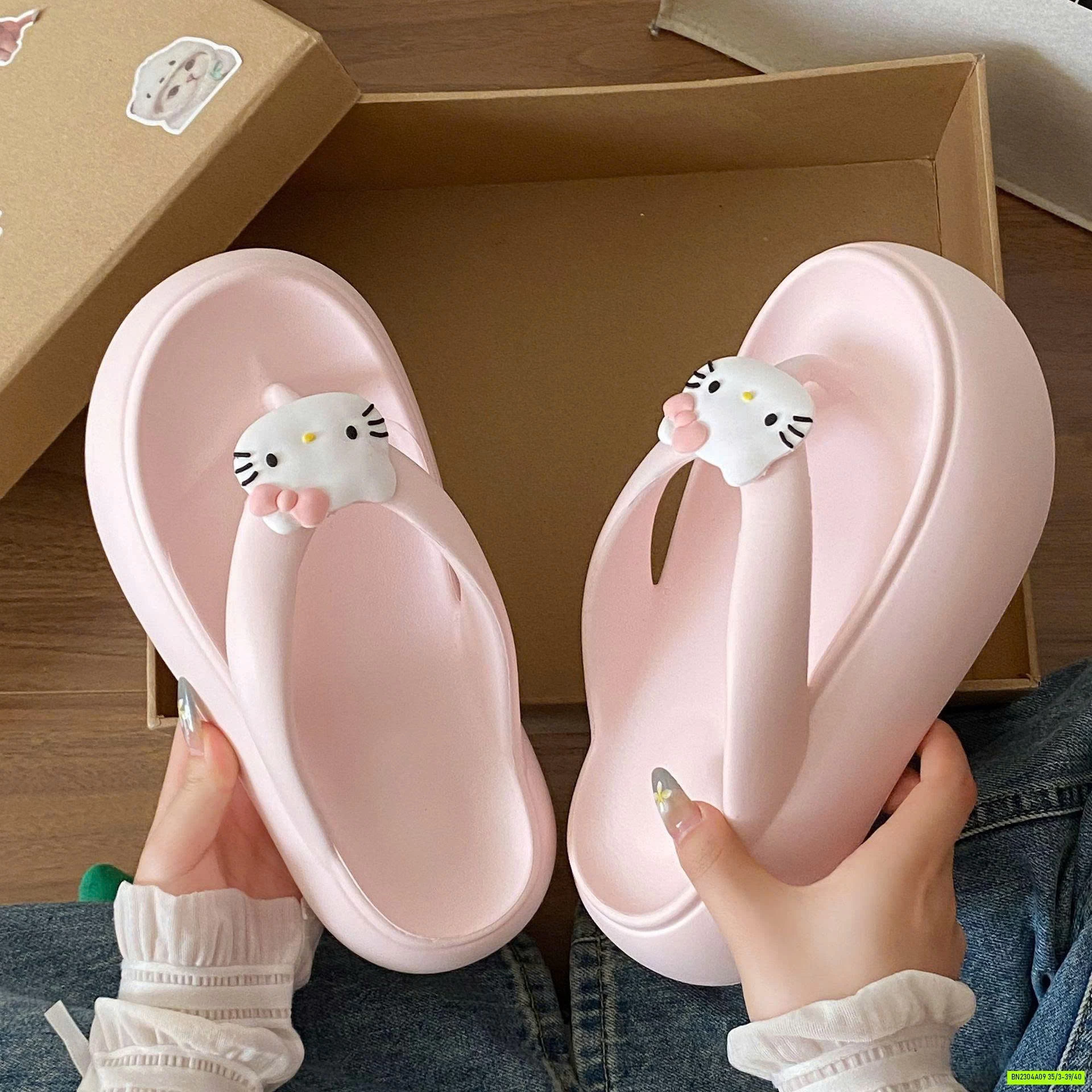 TÔNG KITTY ĐẾ BÁNH MỲ EVA