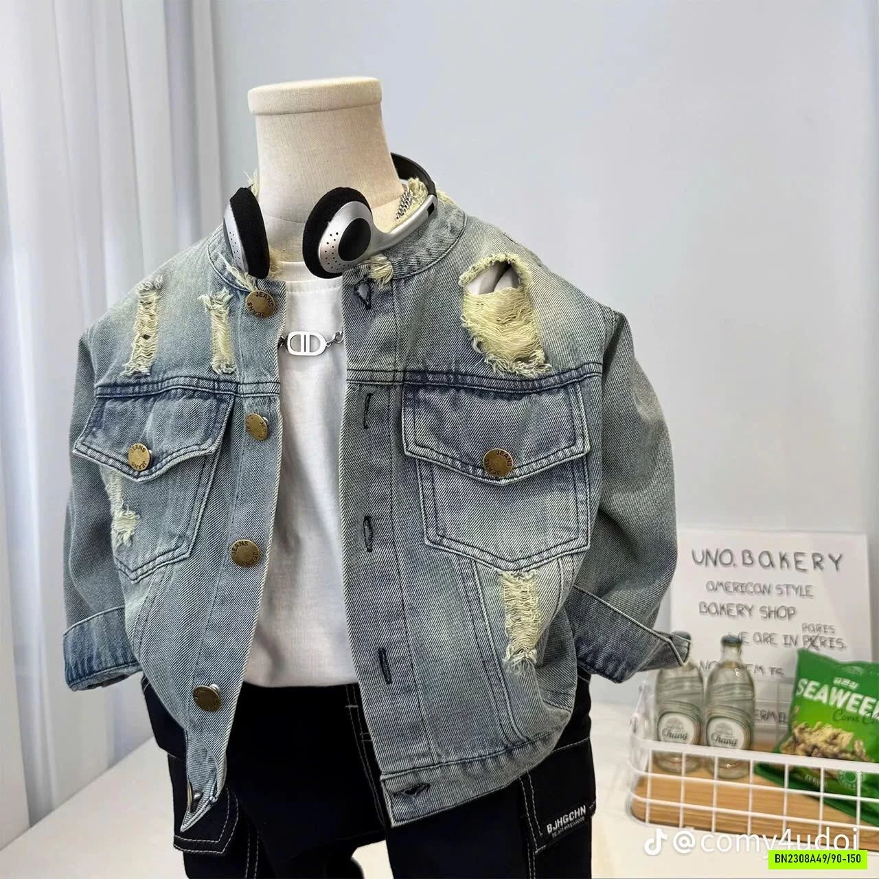 KHOÁC JEANS RÁCH CỔ TRỤ