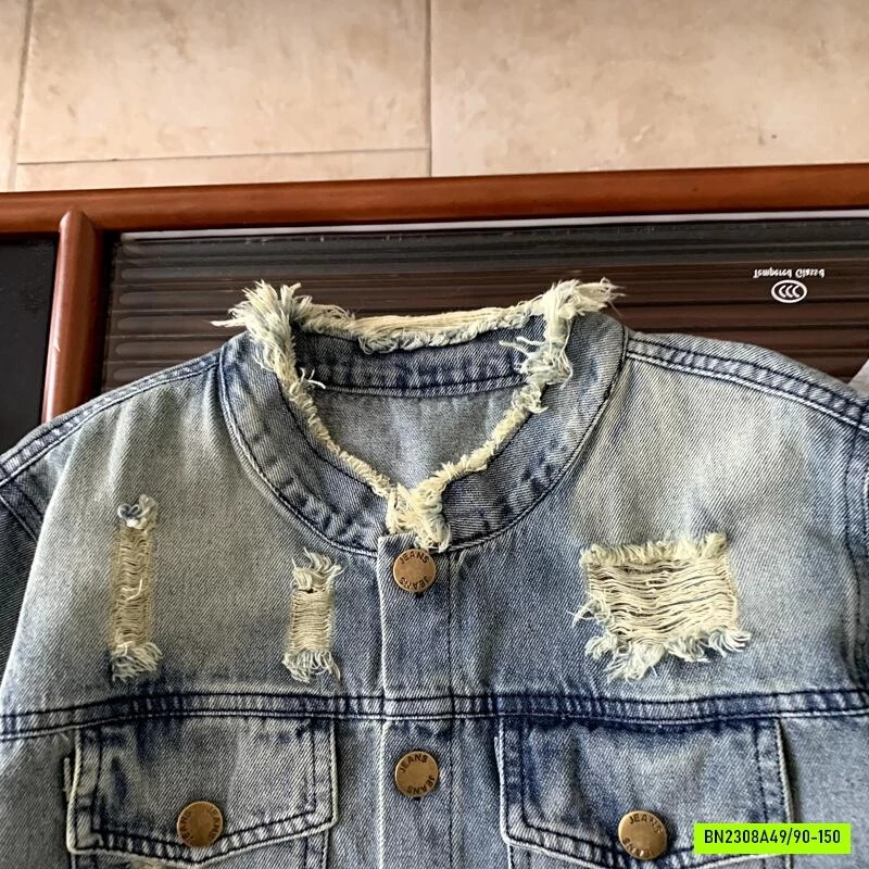 KHOÁC JEANS RÁCH CỔ TRỤ