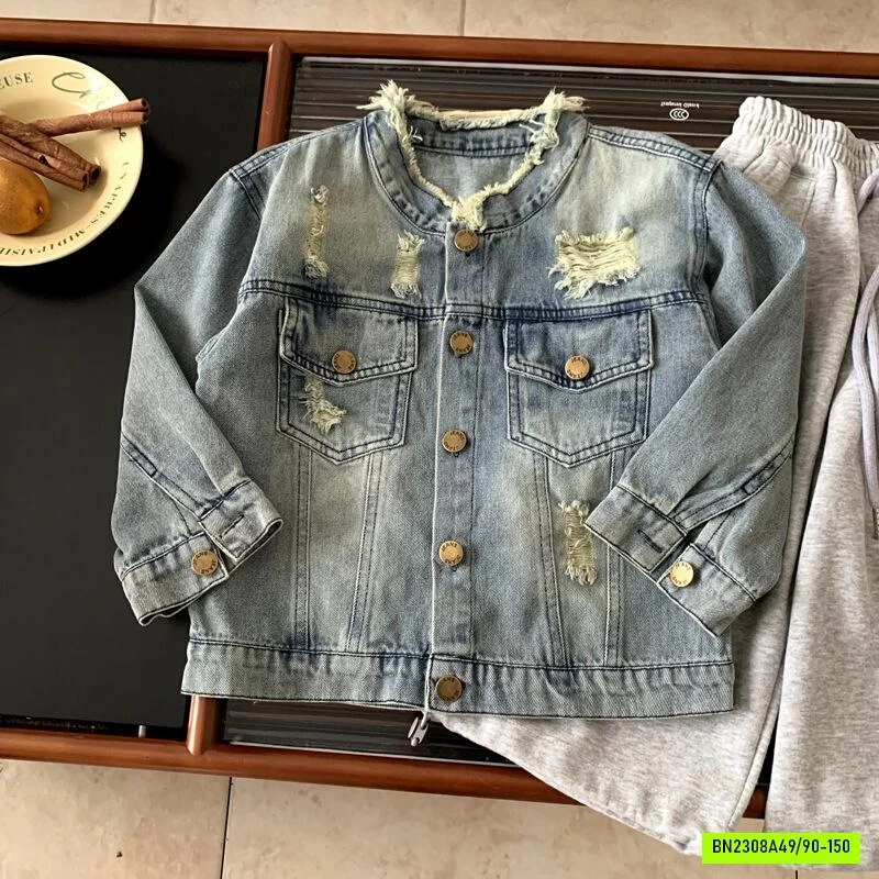 KHOÁC JEANS RÁCH CỔ TRỤ