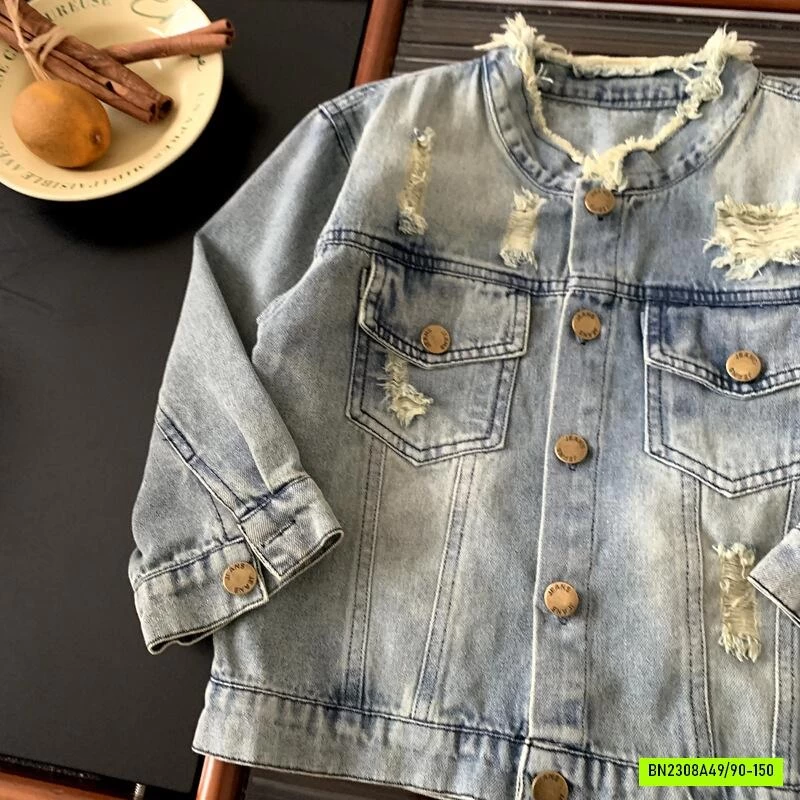 KHOÁC JEANS RÁCH CỔ TRỤ