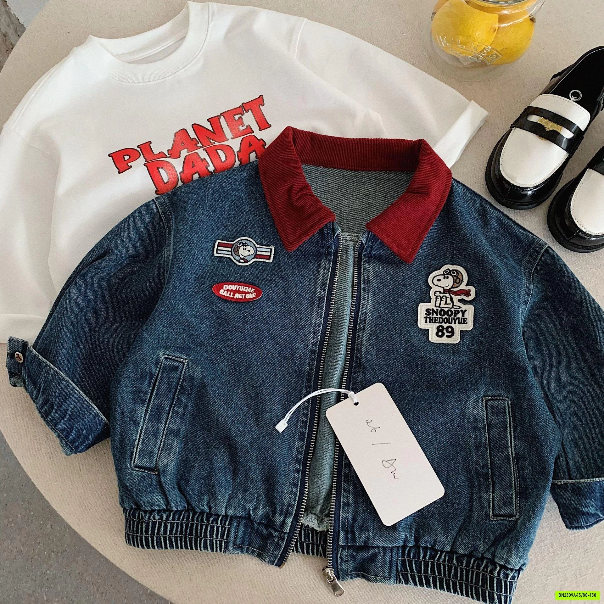 KHOÁC DENIM SNOOPY CỔ ĐỎ