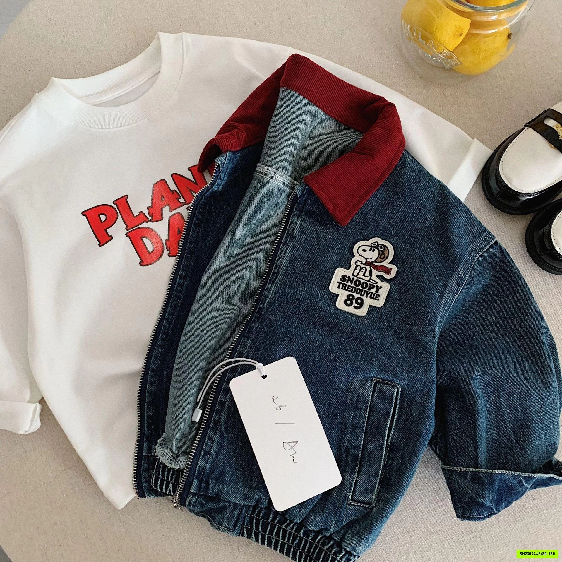 KHOÁC DENIM SNOOPY CỔ ĐỎ