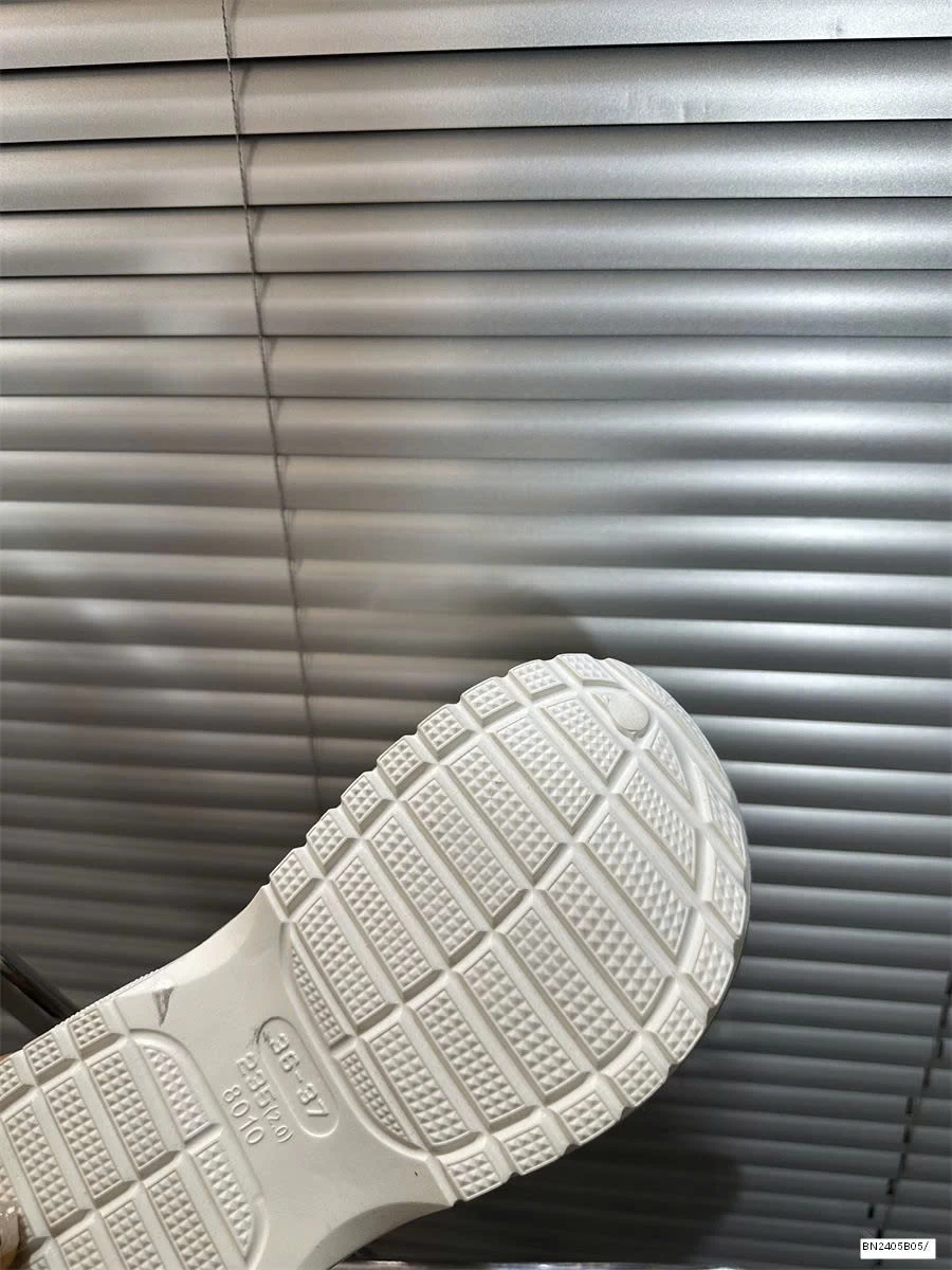 SỤC CROCS ĐẾ CAO ĐÍNH NGÔI SAO