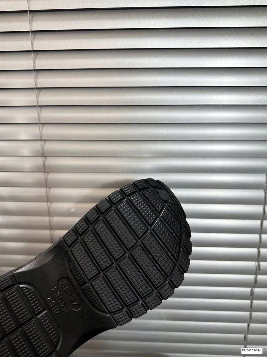 SỤC CROCS ĐẾ CAO ĐÍNH NGÔI SAO