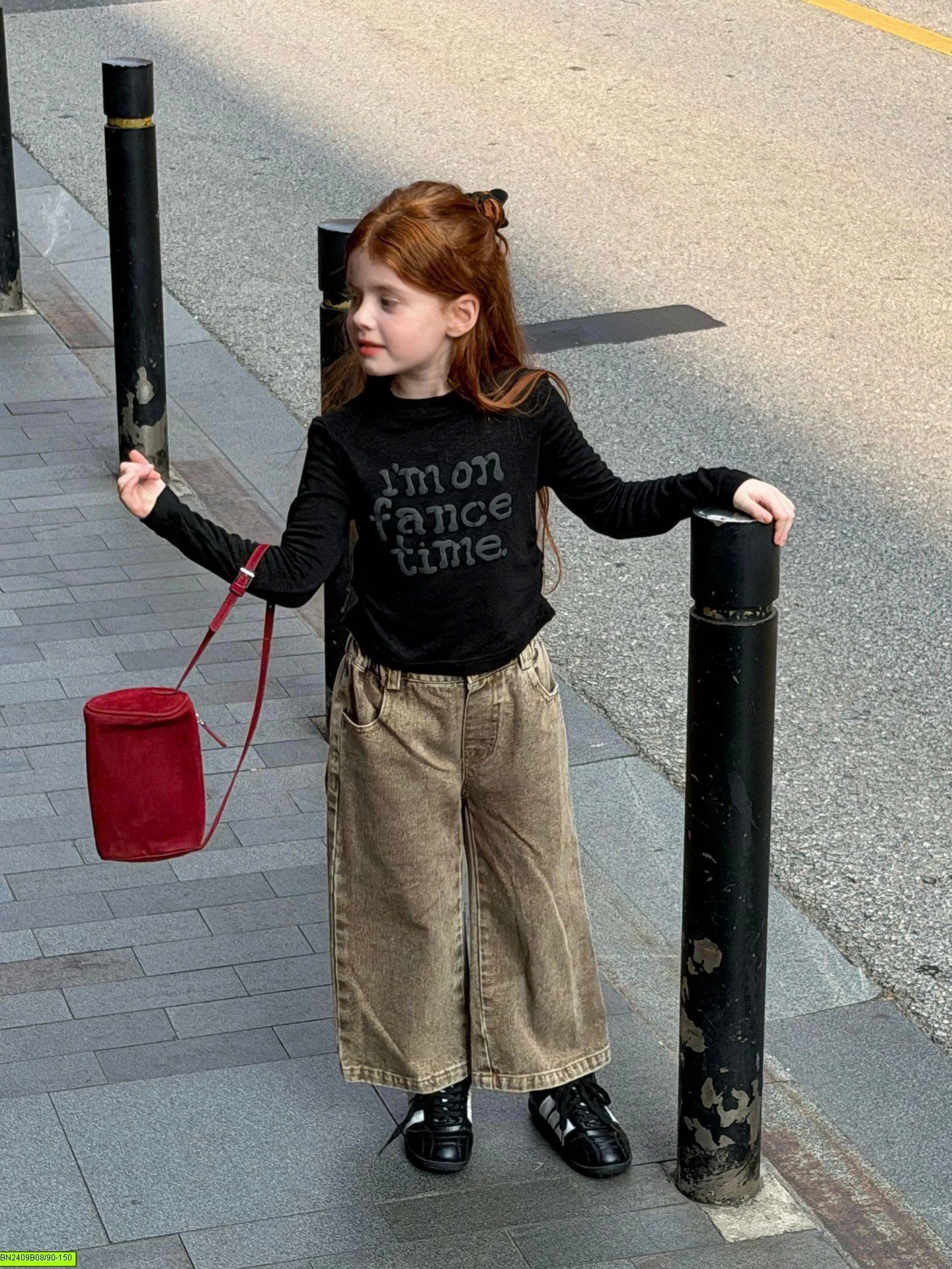 ÁO THUN RÚT EO CHỮ NỔI