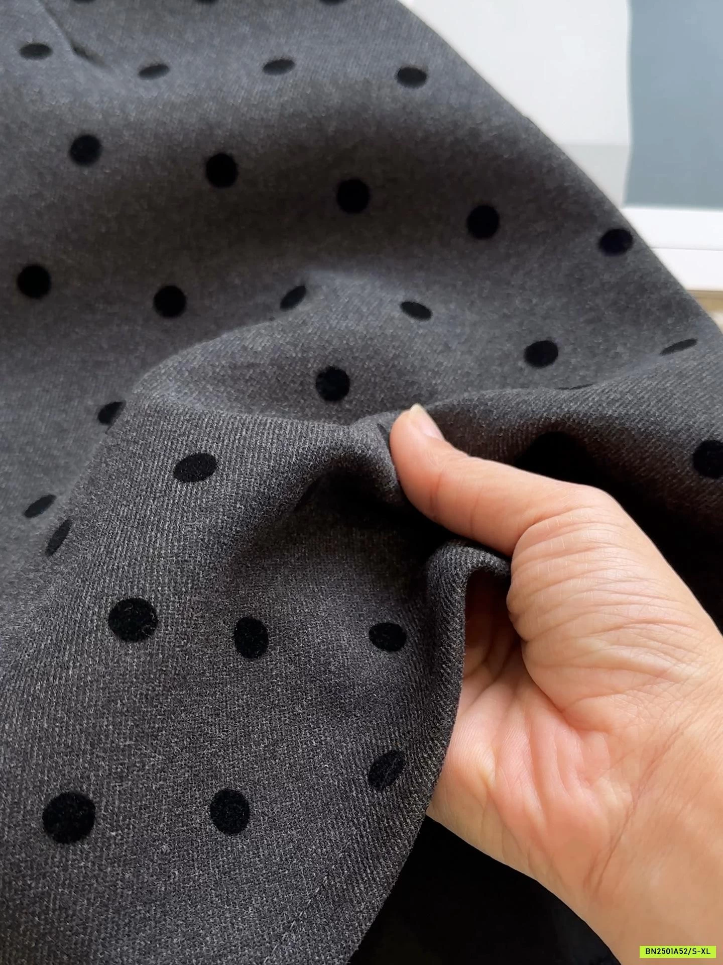 CHÂN VÁY BÚT CHÌ CHẤM BI KHÓA SAU ANNA