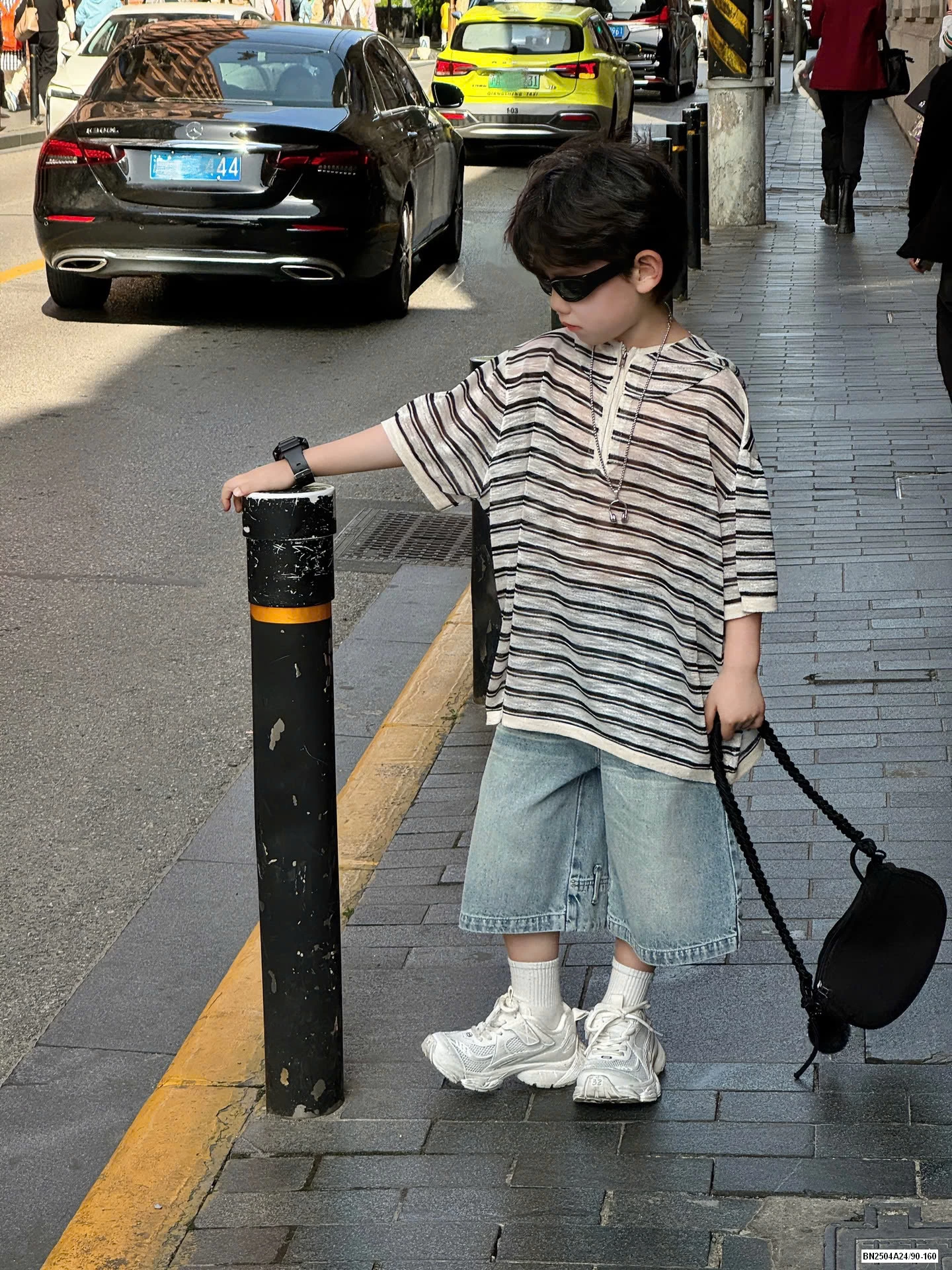 HOODIE XƯỚC KHÓA CỔ NGẮN TAY