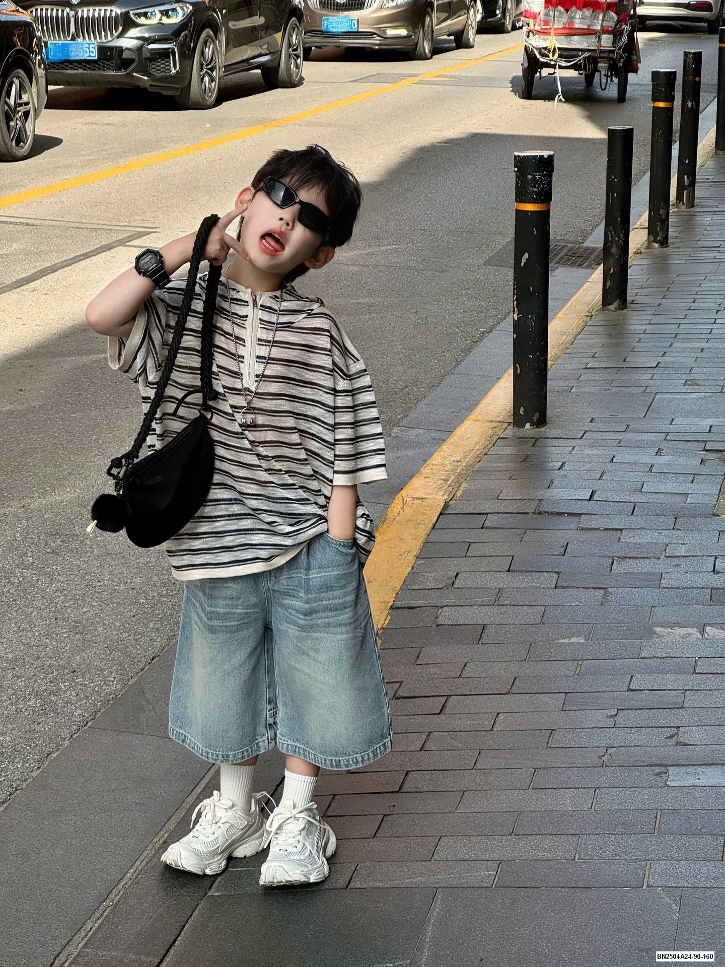 HOODIE XƯỚC KHÓA CỔ NGẮN TAY