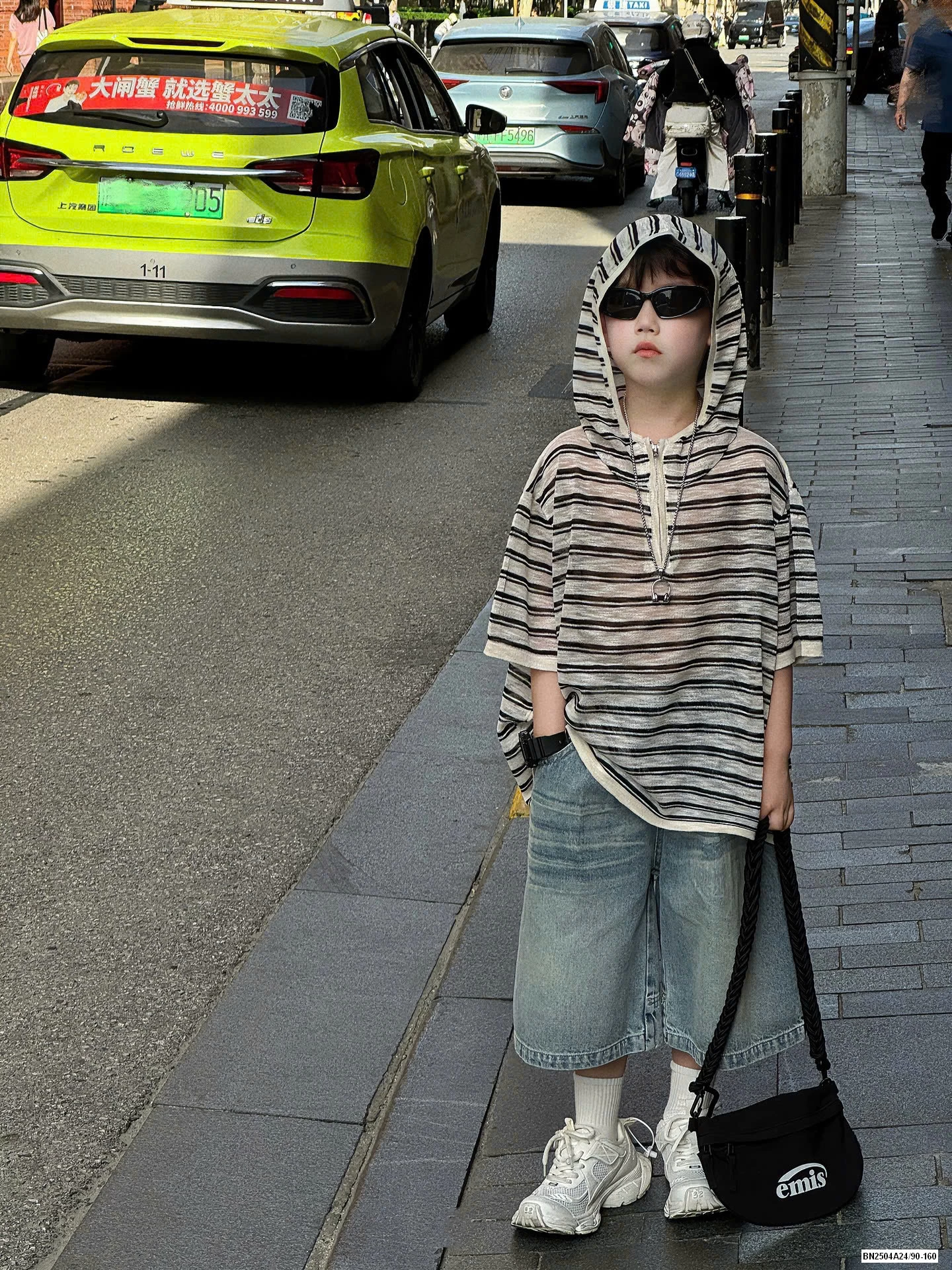 HOODIE XƯỚC KHÓA CỔ NGẮN TAY