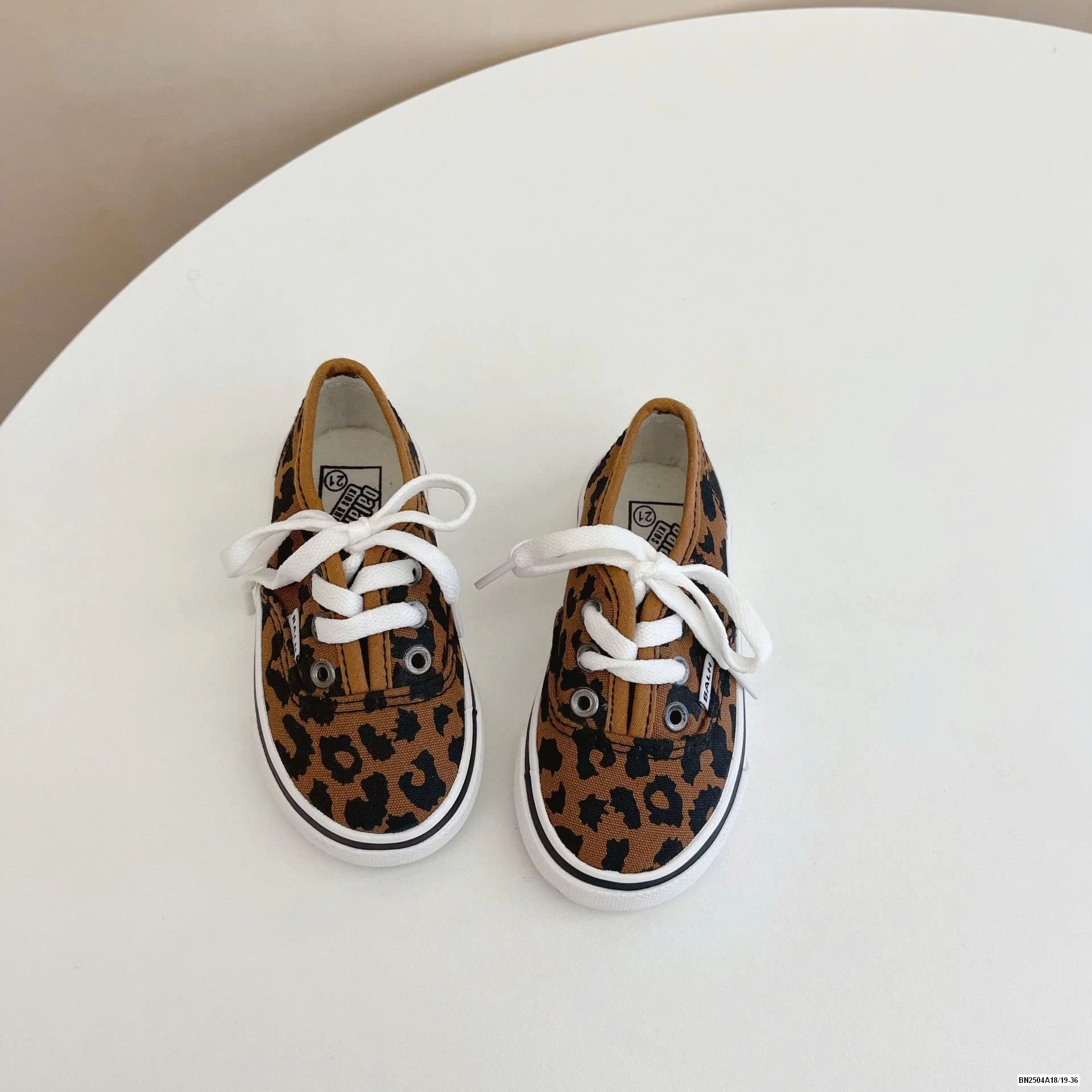 GIÀY BÁNH MỲ QUỐC DÂN