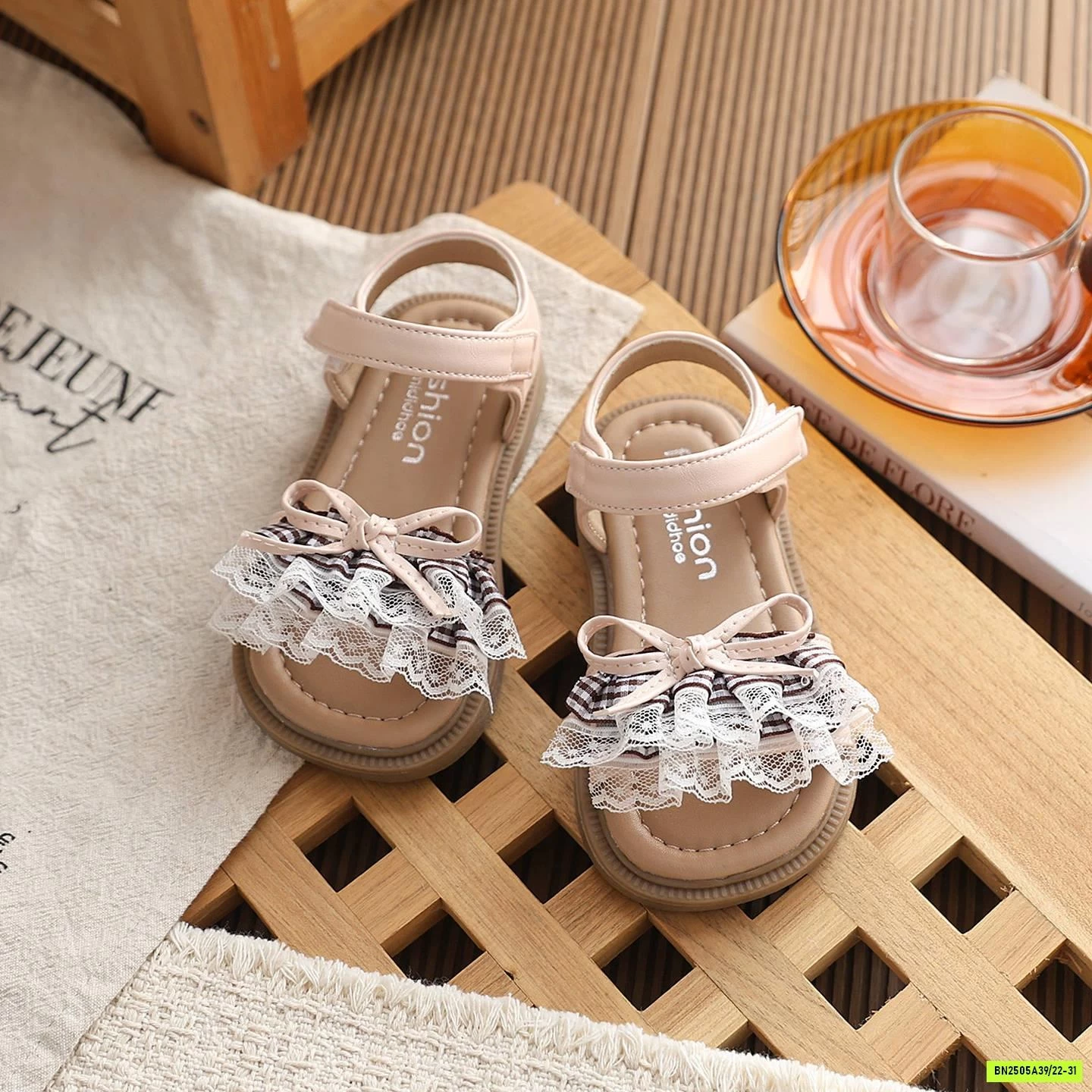 SANDAL QUAI VIỀN REN CARO