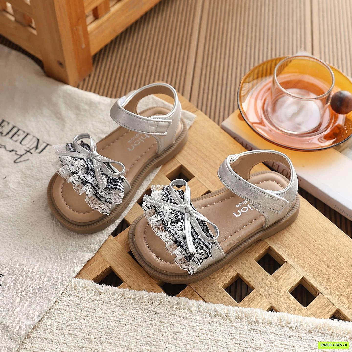 SANDAL QUAI VIỀN REN CARO