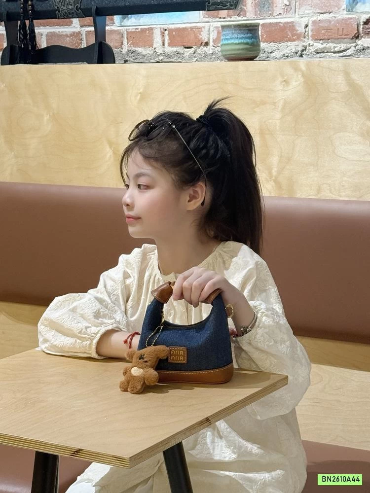 TÚI XÁCH KÈM MÓC GẤU NÂU