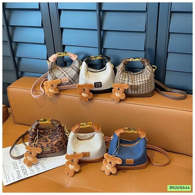 TÚI XÁCH KÈM MÓC GẤU NÂU