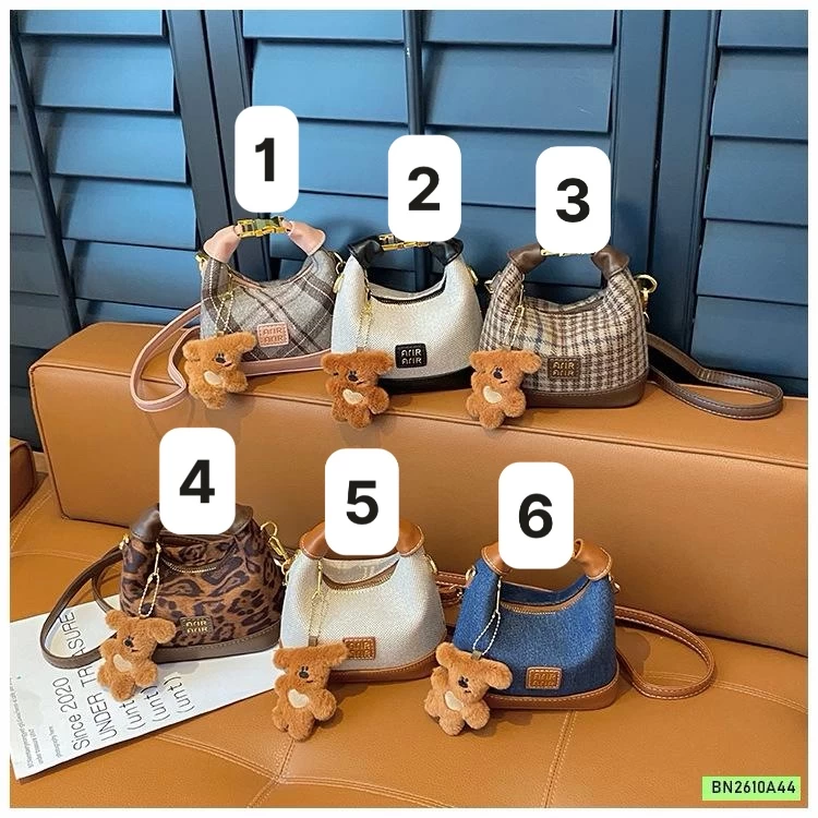 TÚI XÁCH KÈM MÓC GẤU NÂU