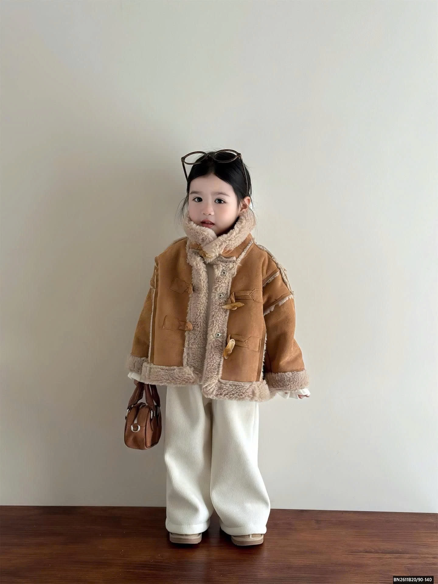 ÁO KHOÁC NÂU LÔNG CỪU MIX QUẦN NHUN TRẮNG