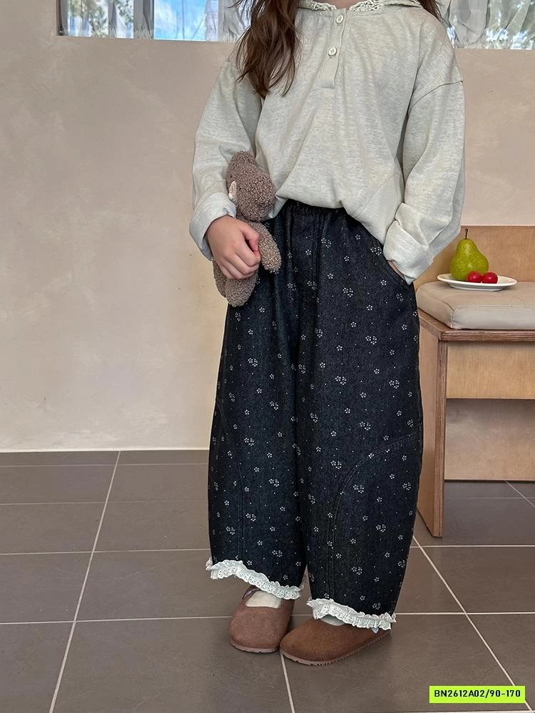 BAGGY DENIM HOA NHÍ VIỀN REN 25F017 AMBB