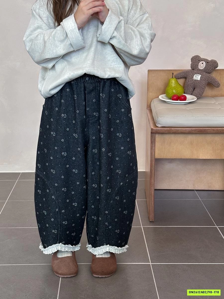 BAGGY DENIM HOA NHÍ VIỀN REN 25F017 AMBB